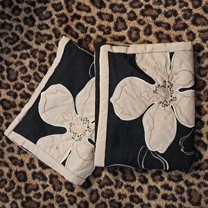 JCP Home Pillow Sham Floral Pattern Embroidered Queen 20” x 30” Black & Tan